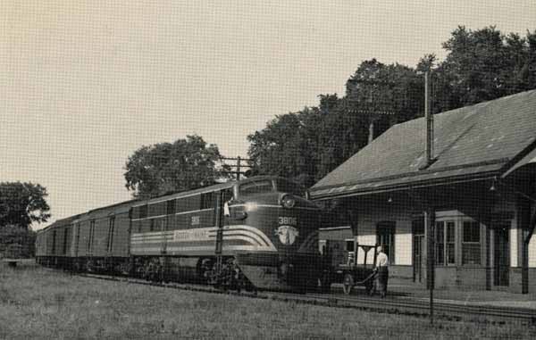 Boston & Maine southbound train at Charlestown